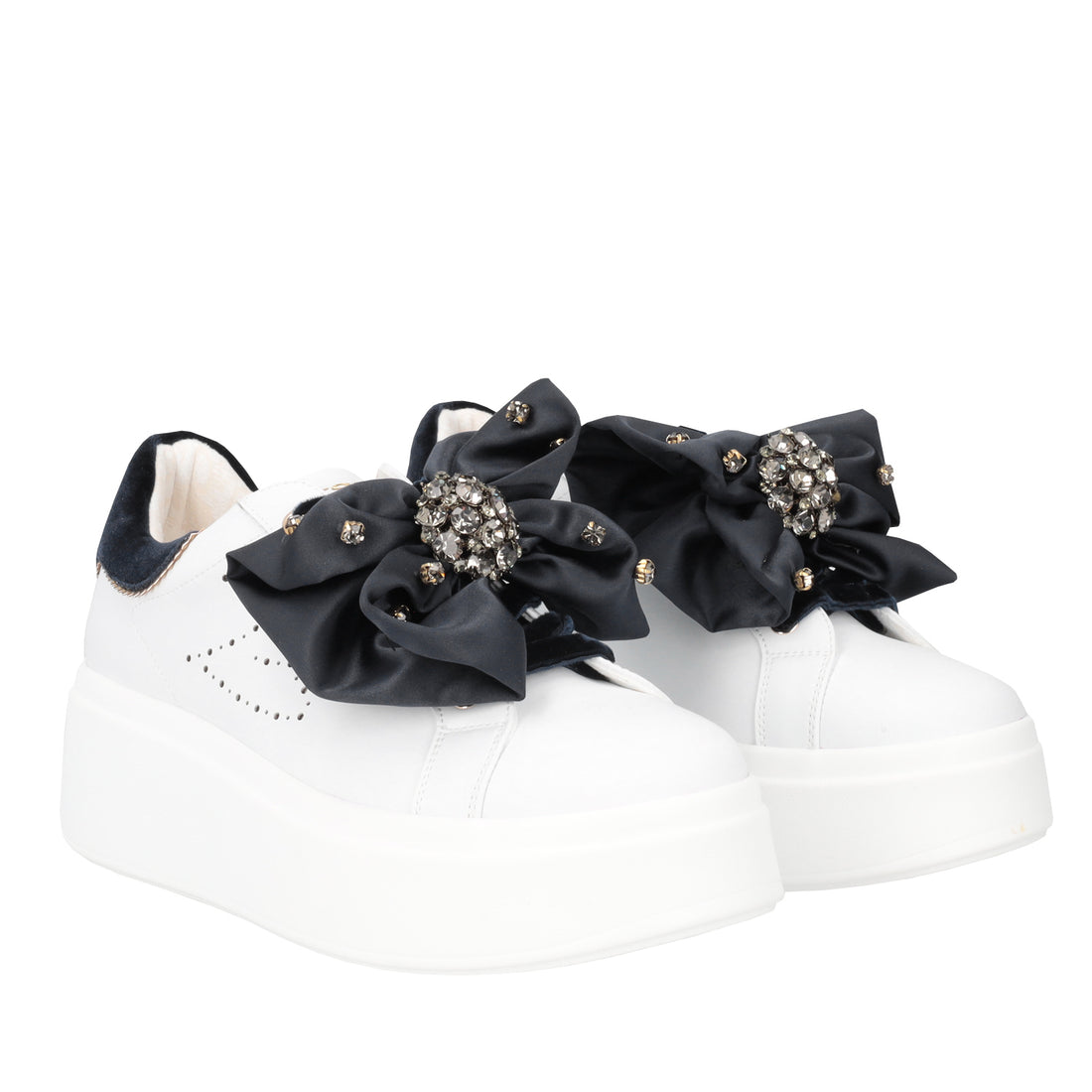 WHITE LILY SNEAKERS WITH BLACK RIBBON ACCESSORY