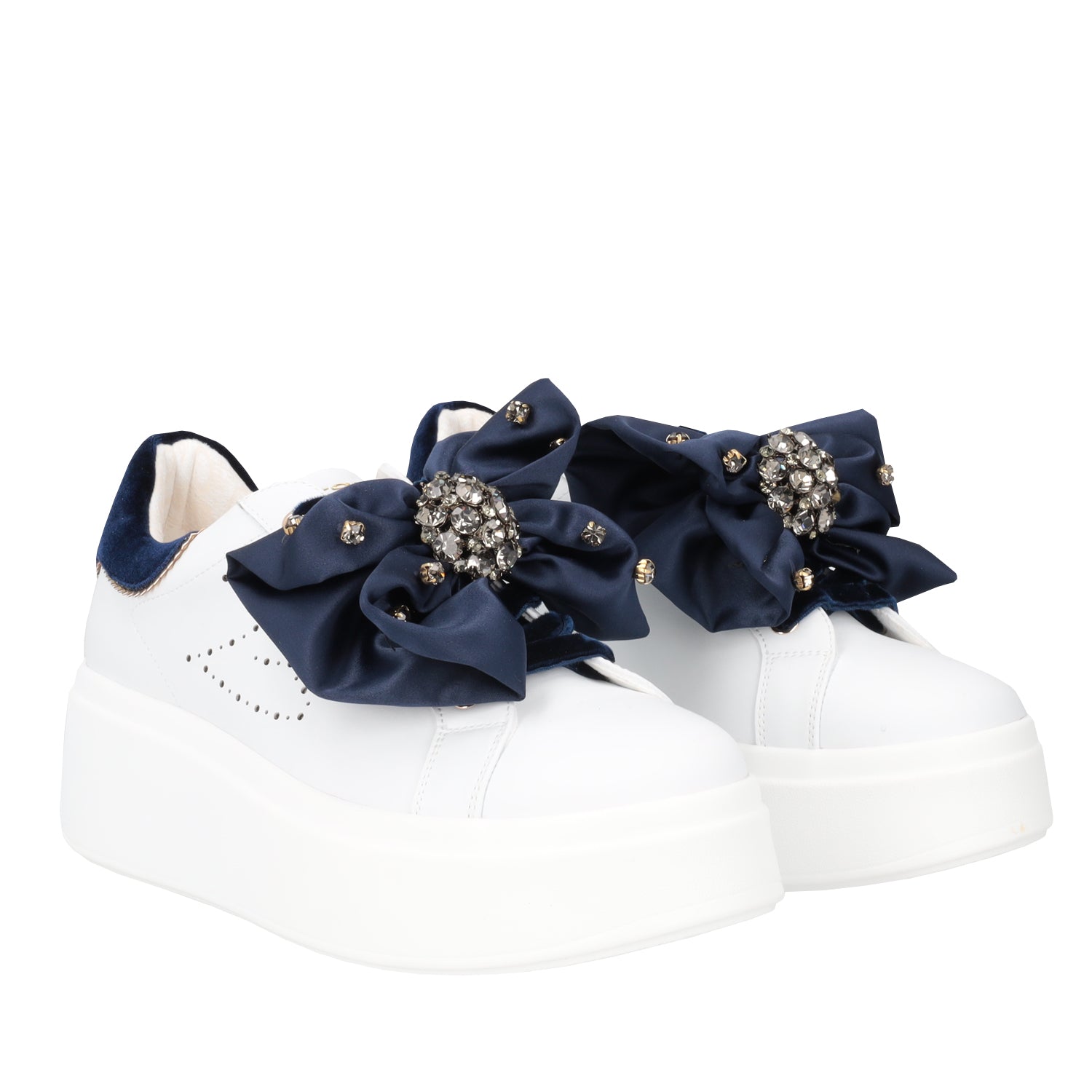 WHITE LILY SNEAKERS WITH BLUE RIBBON ACCESSORY