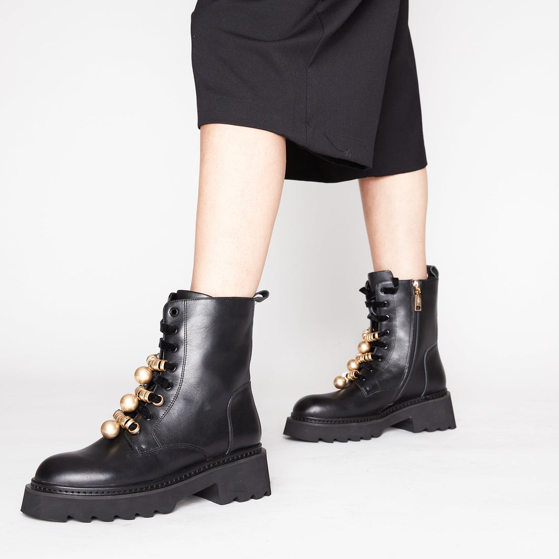 BLACK SHASTA LEATHER ANKLE BOOT WITH GOLDEN ACCESSORY