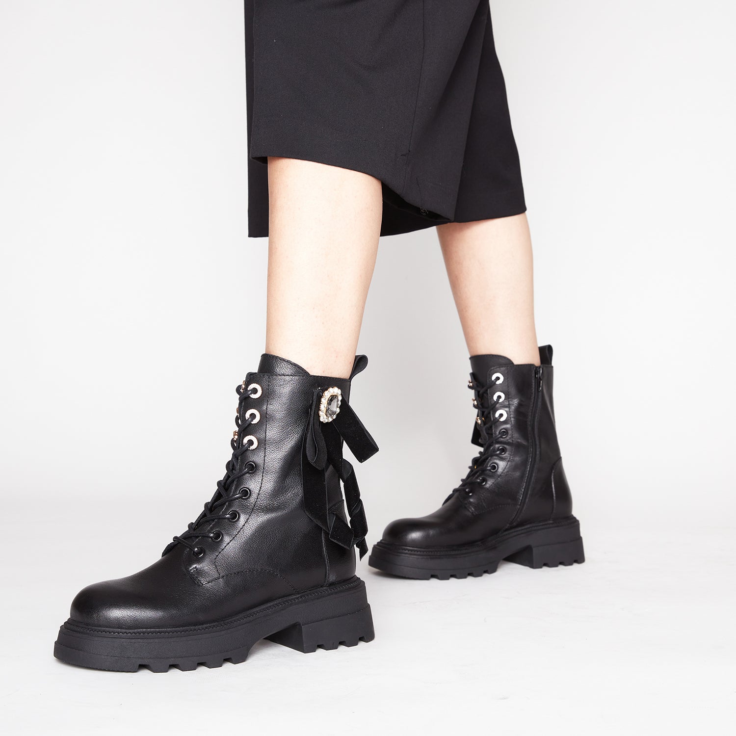 BLACK SUNVALLEY LEATHER ANKLE BOOT WITH BOW