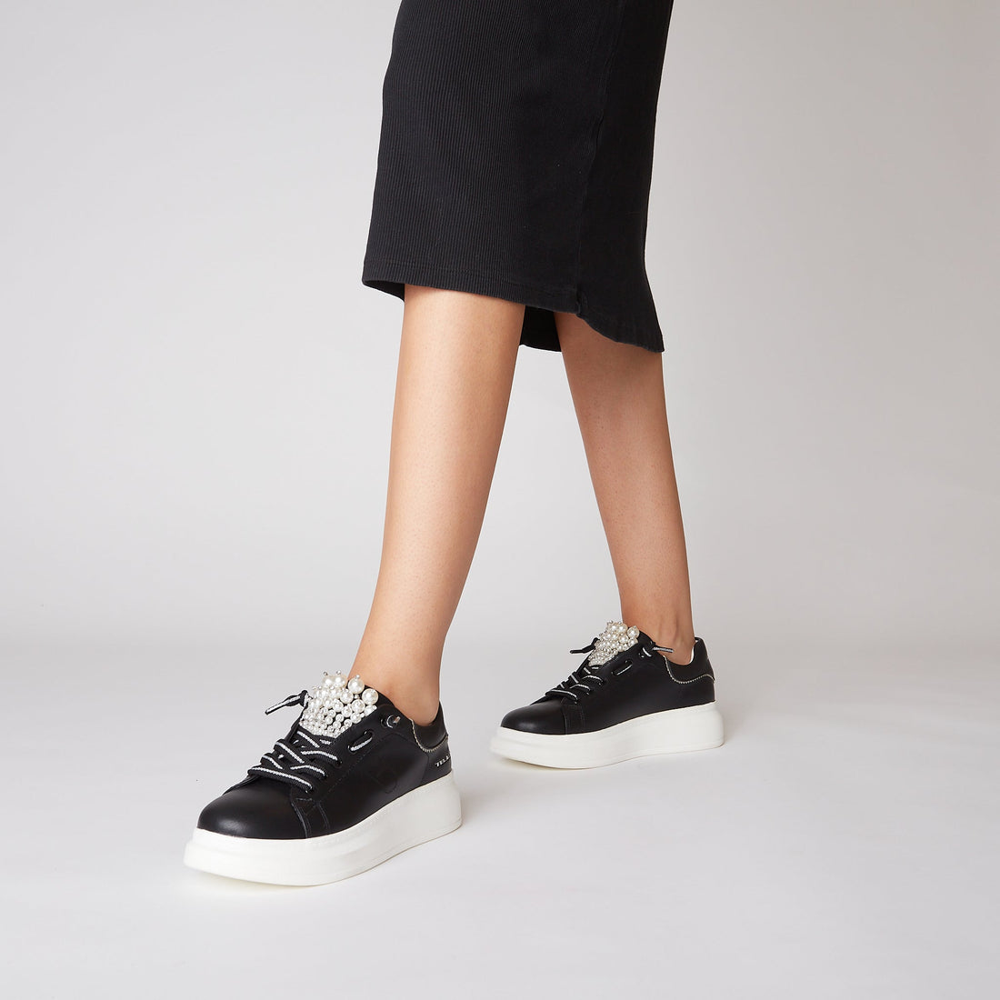 BLACK BELLATRIX PEARL SNEAKER