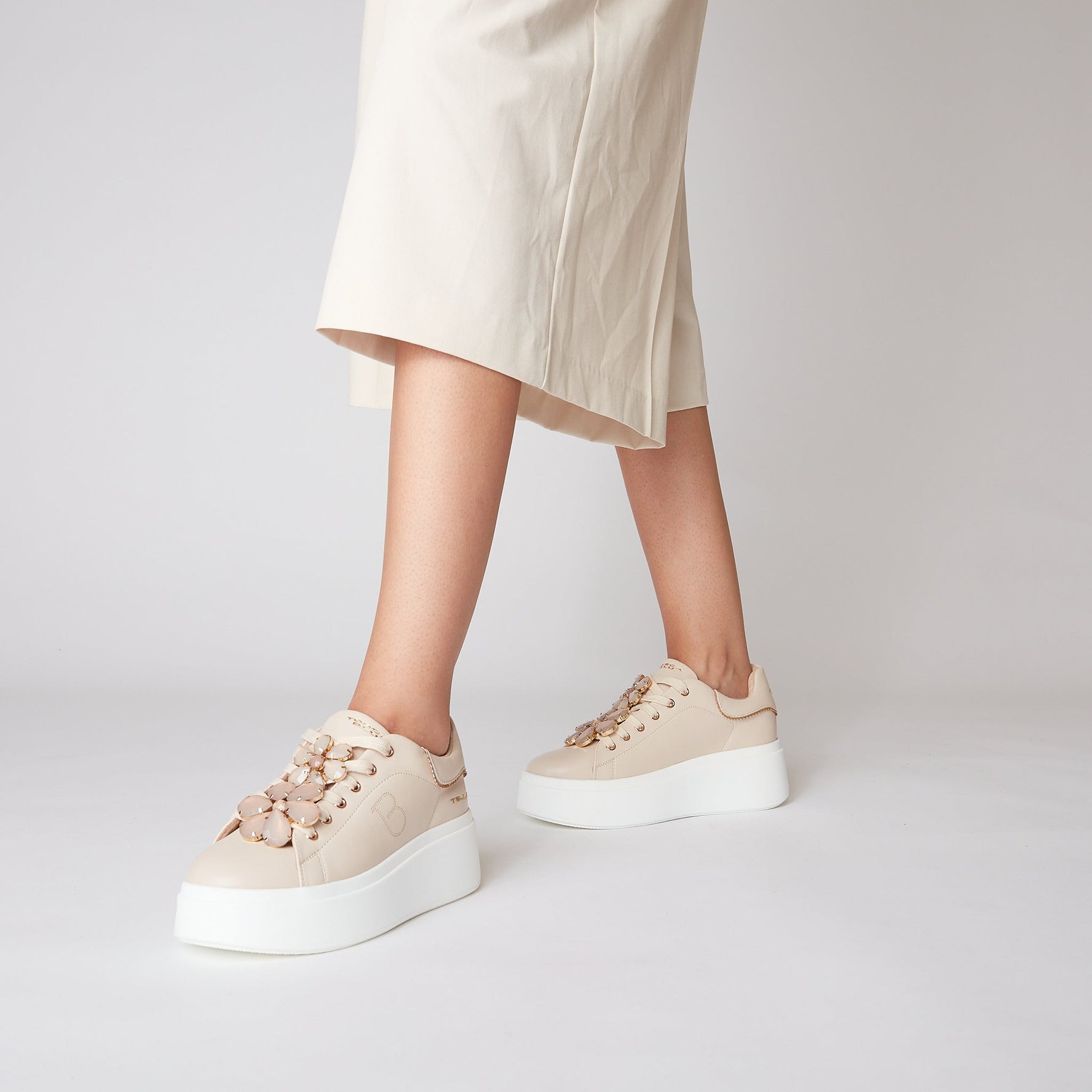 Sneaker Elettra con maxi fiori colorati colore beige