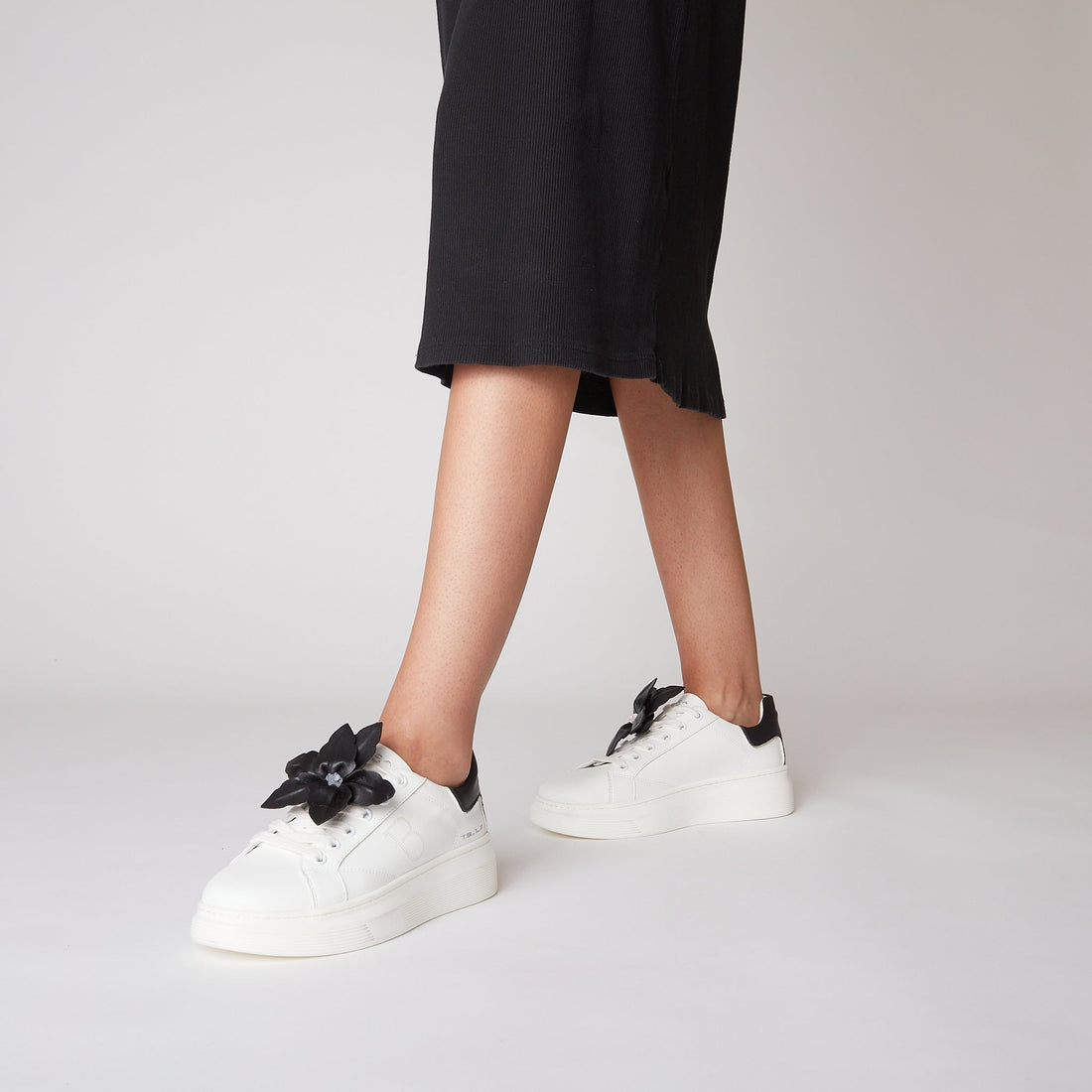 WHITE/BLACK FENICE SNEAKER WITH SOFT LEATHER FLOWER