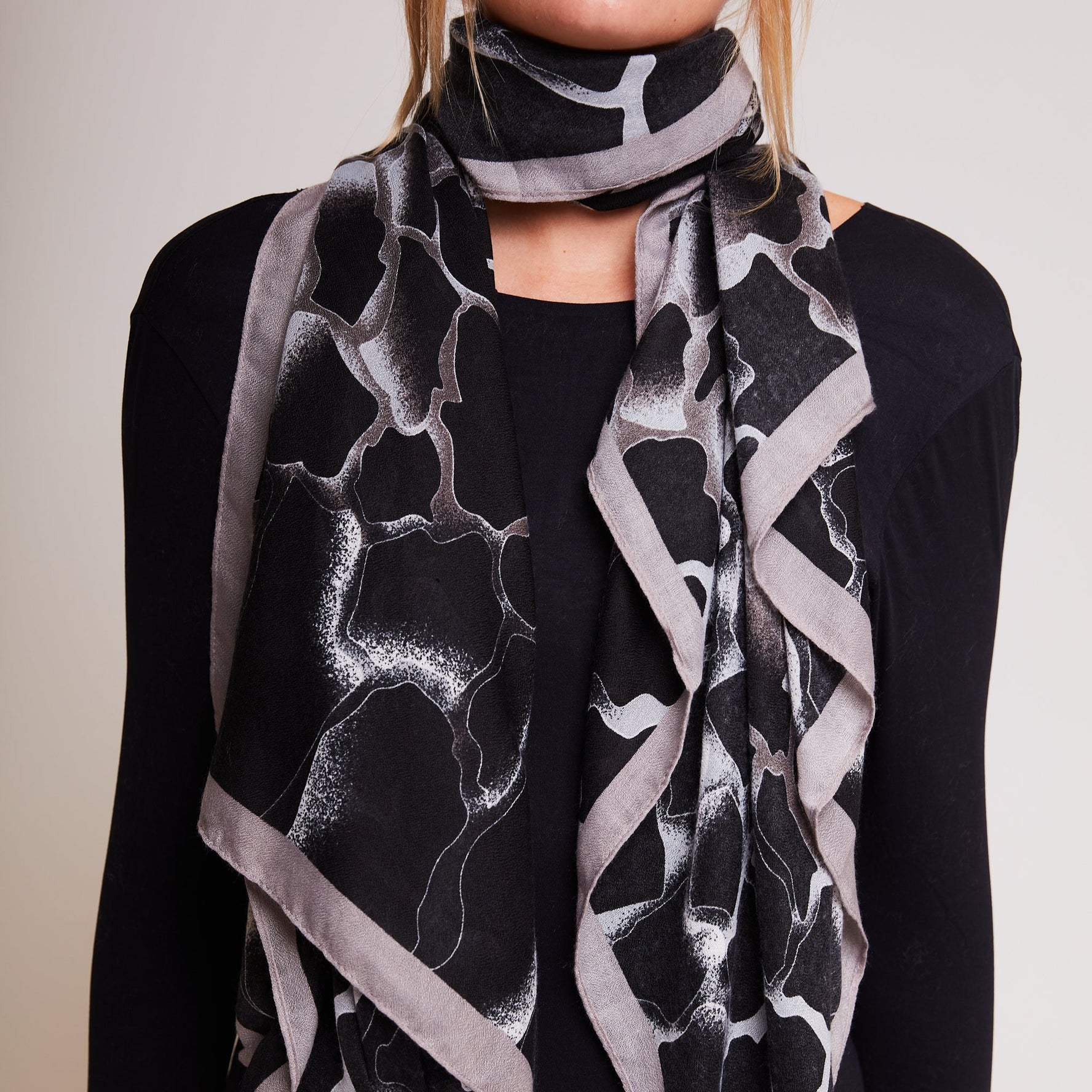 BLACK JENNY SCARF